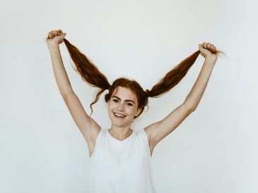 El cabello crece de forma natural, pero su apariencia depende de qué tan bien lo cuides. UNSPLASH / A. NELEN