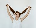 El cabello crece de forma natural, pero su apariencia depende de qué tan bien lo cuides. UNSPLASH / A. NELEN
