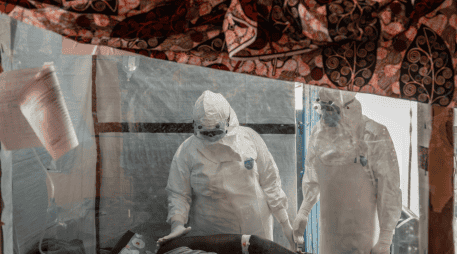 El actual brote está siendo impulsado por el virus Bundibugyo, una cepa rara de ébola para la cual actualmente no existe una vacuna ni un tratamiento antiviral aprobado de forma definitiva. AP/ACRHIVO