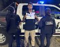 Los policías localizaron e interceptaron el vehículo de alquiler tipo taxi dentro del mismo circuito de la Nueva Central Camionera, frente al Módulo 6. ESPECIAL/Policía de Tlaquepaque