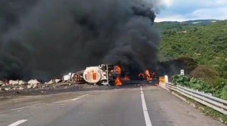 El tractocamión se volcó tras accidentarse, lo cual provocó que el vehículo pesado se incendiara. ESPECIAL/UEPCB Jalisco