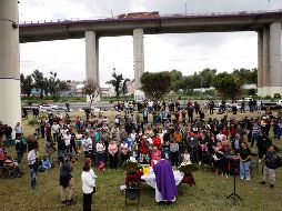 El sacerdote, con sotana púrpura, ofició misa frente a una mesa sencilla cubierta con mantel blanco. SUN/D. Sánchez
