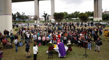 El sacerdote, con sotana púrpura, ofició misa frente a una mesa sencilla cubierta con mantel blanco. SUN/D. Sánchez