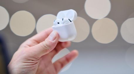 Las principales diferencias de los AirPods 5 se encuentran en la experiencia de audio y en la forma en que se escuchan. EFE/S. OLSZEWSKI