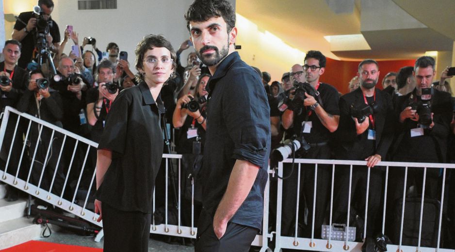La periodista y directora Rachel Szor y el periodista y cineasta Yuval Abraham, ambos de origen israelí, asistieron a la alfombra roja para la proyección de “Naza”. EFE