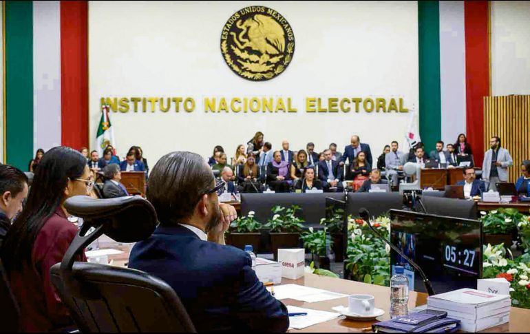 El INE enfrentó cuestionamientos por las campañas adelantadas. EL UNIVERSAL