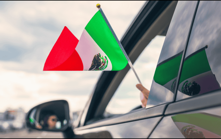 Si planeas decorar tu vehículo para celebrar el mes patrio, la recomendación principal es asegurarte de que la bandera no interfiera con la conducción ni represente un riesgo para ti o para otros automovilistas. CANVA