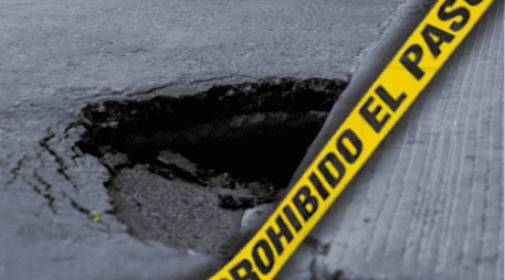 El área afectada fue acordonada para alertar a la ciudadanía respecto del hoyanco y evitar algún riesgo. EL INFORMADOR/ARCHIVO ESPECIAL
