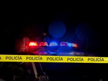 Durante la intervención de urgencia, los agentes no solo encontraron al joven desaparecido, sino que liberaron a otras siete personas retenidas contra su voluntad. ESPECIAL / CANVA