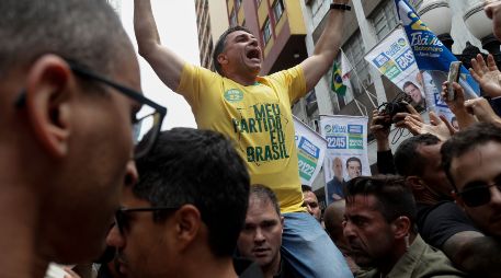 El candidato presidencial Flavio Bolsonaro, a hombros de un hombre durante un acto de campaña en el lugar donde su padre, el expresidente Jair Bolsonaro, fue apuñalado en 2018. AP/B. Prado
