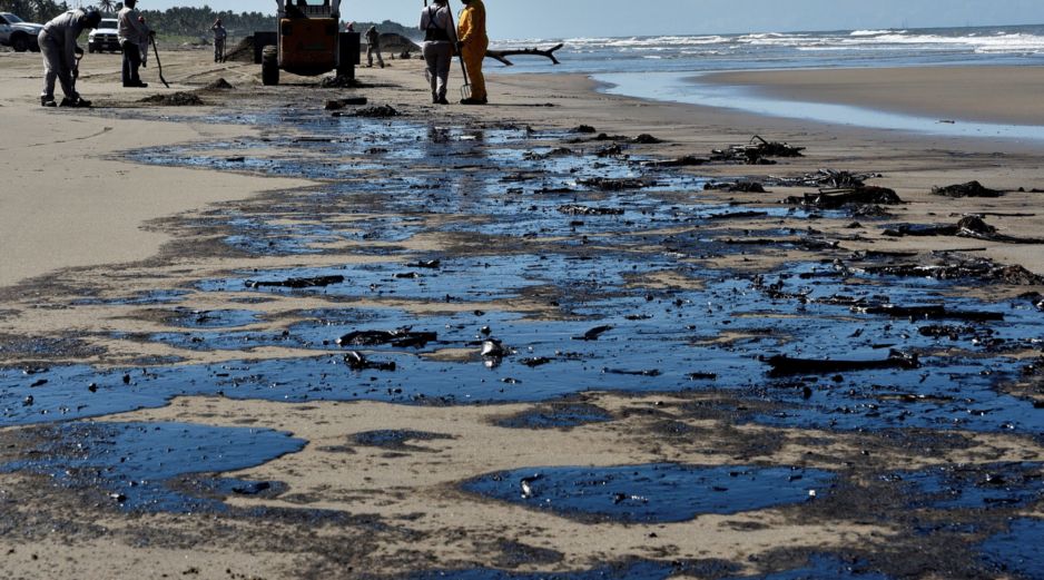 Un equipo de Pemex identificó la fuga en un ducto y está laborando en su contención. EFE/ARCHIVO