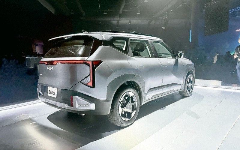 La SUV tiene líneas cuadradas, trazos angulares y elementos ópticos verticales. CORTESÍA