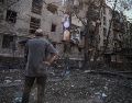 Un habitante de Donetsk observa los daños a un edificio causados por los ataques más recientes. EFE/M. Senovilla