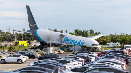 El avión de carga de Amazon impactó una camioneta donde viajaban la víctima y sus compañeros. EFE/D. Varela
