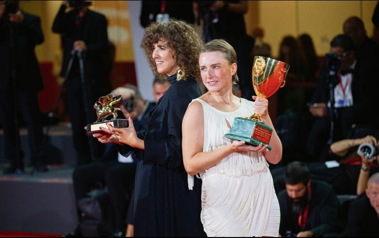 May el-Toukhy y Mathilde Arcel. La directora y la actriz posan con el León de Oro a la Mejor Película y con la Copa Volpi a la Mejor Actriz por “Woman Unknown”. AFP
