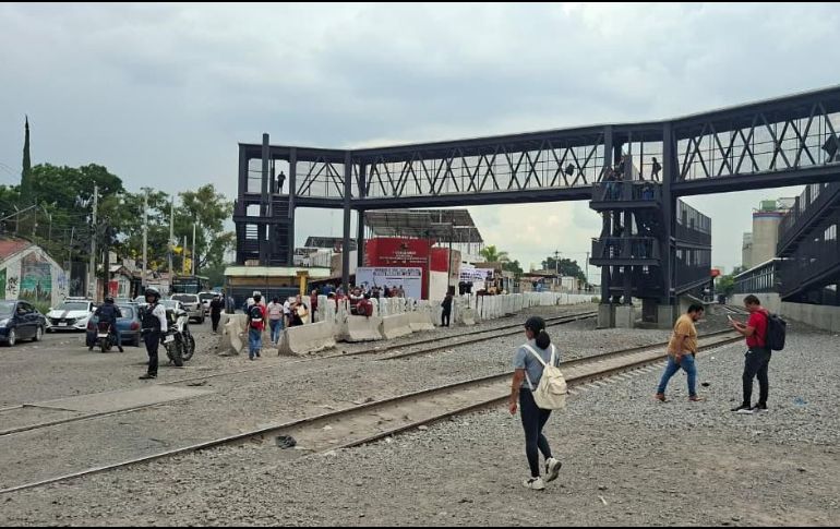 Además de la colocación de concreto hidráulico, el proyecto en Tlaquepaque contempla la rehabilitación de banquetas y la instalación de señalética. ESPECIAL