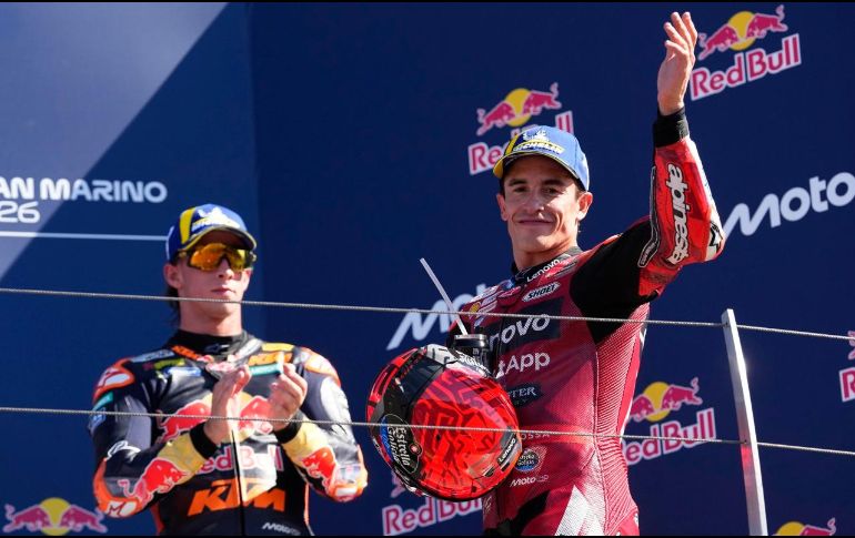 El piloto español del equipo Ducati Lenovo, Marc Márquez, celebra en el podio tras ganar la carrera de MotoGP del Gran Premio de San Marino. EFE/D. Di Giovanni