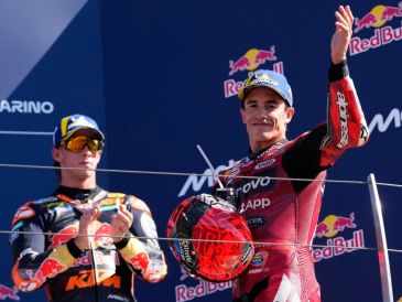 El piloto español del equipo Ducati Lenovo, Marc Márquez, celebra en el podio tras ganar la carrera de MotoGP del Gran Premio de San Marino. EFE/D. Di Giovanni