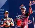 El piloto español del equipo Ducati Lenovo, Marc Márquez, celebra en el podio tras ganar la carrera de MotoGP del Gran Premio de San Marino. EFE/D. Di Giovanni