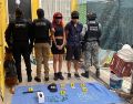 La Fiscalía del Estado detuvo a tres personas y aseguró cerca de cien bolsas con droga tras dos cateos contra el narcomenudeo en Tonalá y Tlajomulco. ESPECIAL.