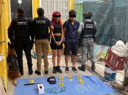 La Fiscalía del Estado detuvo a tres personas y aseguró cerca de cien bolsas con droga tras dos cateos contra el narcomenudeo en Tonalá y Tlajomulco. ESPECIAL.