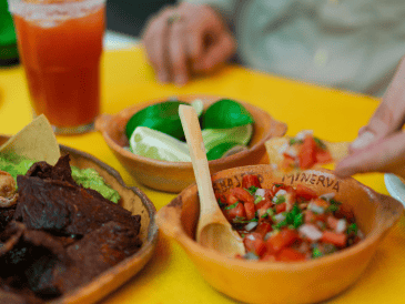 El IMSS sugiere que la mitad de las porciones sean verduras, un cuarto alimentos de origen animal bajos en grasa y el resto cereales. CANVA