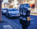 La suspensión del cobro no significa que cualquier lugar pueda utilizarse como estacionamiento. CANVA