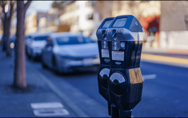 La suspensión del cobro no significa que cualquier lugar pueda utilizarse como estacionamiento. CANVA