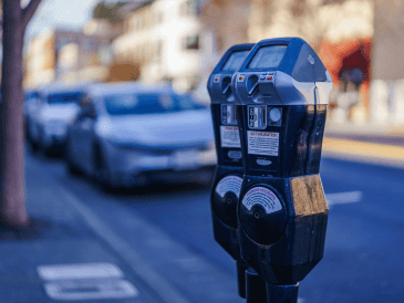 La suspensión del cobro no significa que cualquier lugar pueda utilizarse como estacionamiento. CANVA