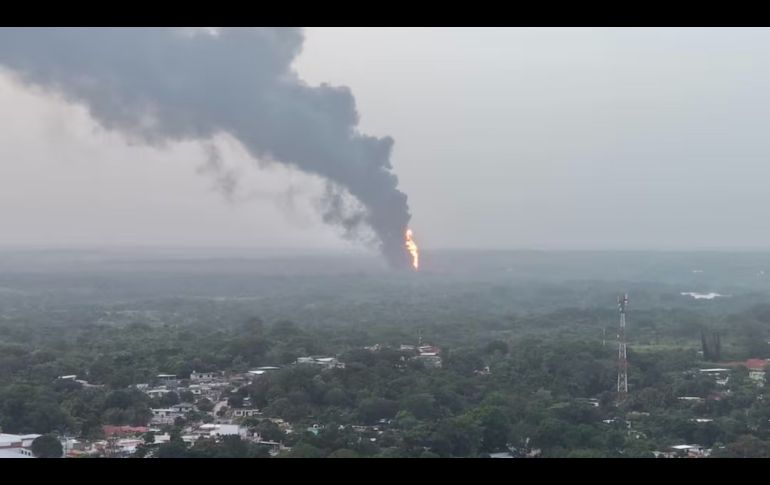 El incendio puede observarse varios kilómetros a la redonda debido a la magnitud de las llamas. SUN/ESPECIAL