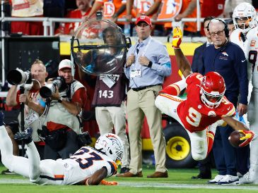 Kenneth Walker recorrió 173 yardas en 23 acarreos y anotó un espectacular touchdown tras una escapada de 60 yardas en su debut oficial. AP/C. Braley