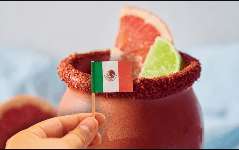 El verdadero secreto del éxito del cantarito de tequila radica en la frescura de sus ingredientes y en la naturaleza del recipiente. ESPECIAL / CANVA