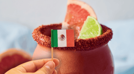 El verdadero secreto del éxito del cantarito de tequila radica en la frescura de sus ingredientes y en la naturaleza del recipiente. ESPECIAL / CANVA