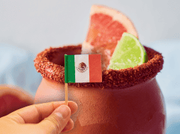El verdadero secreto del éxito del cantarito de tequila radica en la frescura de sus ingredientes y en la naturaleza del recipiente. ESPECIAL / CANVA