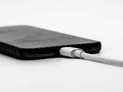 El principal beneficio de cargar tu celular en la computadora es que regula la temperatura del dispositivo, lo que evita que experimente sobrecalentamientos constantes. UNSPLASH / M. PIRA