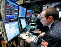 Por sectores, los únicos que terminaron la jornada de este martes con ganancias fueron el energético y el de materias primas. EFE/P. Foley