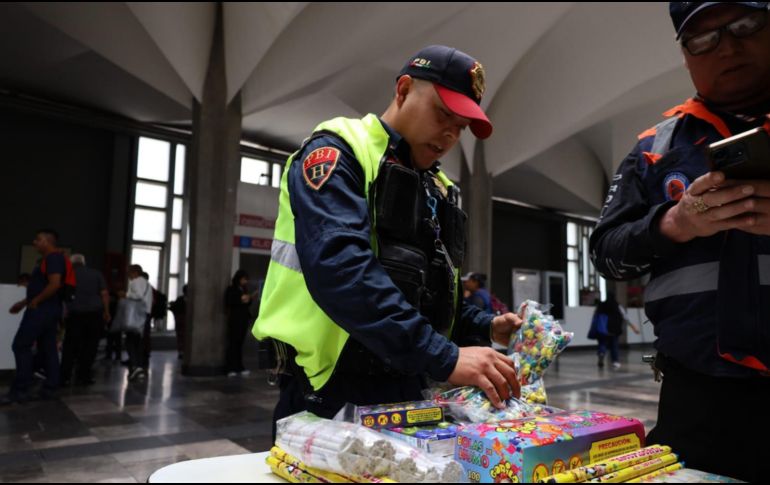 El Operativo “Cero Pirotecnia” realiza revisiones aleatorias en los accesos a distintas estaciones. X / @MetroCDMX