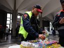 El Operativo “Cero Pirotecnia” realiza revisiones aleatorias en los accesos a distintas estaciones. X / @MetroCDMX
