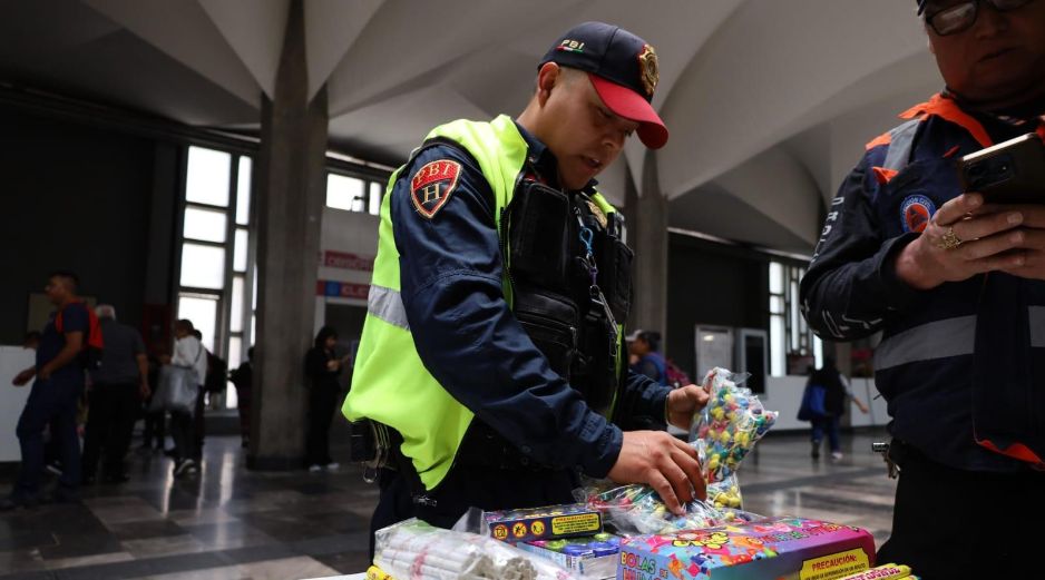 El Operativo “Cero Pirotecnia” realiza revisiones aleatorias en los accesos a distintas estaciones. X / @MetroCDMX