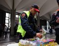 El Operativo “Cero Pirotecnia” realiza revisiones aleatorias en los accesos a distintas estaciones. X / @MetroCDMX