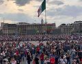 Después de pasar los filtros de seguridad, las personas desfilaron por el lugar con banderas sobre la espalda, sombreros anchos y penachos tricolores. SUN/D. Sánchez