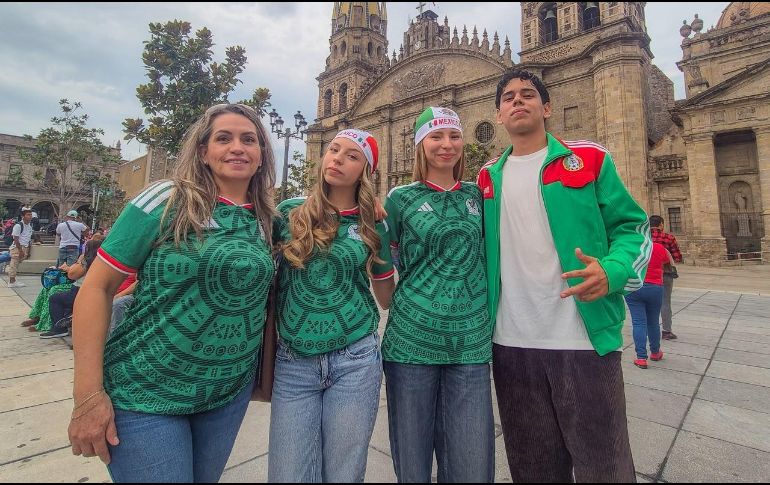 Cientos de familias y ciudadanos se congregaron en el Centro Histórico de Guadalajara para conmemorar el aniversario de la Independencia de México entre música, gastronomía y algarabía tricolor. EL INFORMADOR/A. NAVARRO.