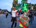 Ernestina Arredondo y Antonio no perdieron la oportunidad de bailar con el mariachi instalado en Paseo Alcalde. EL INFORMADOR/J. Acosta
