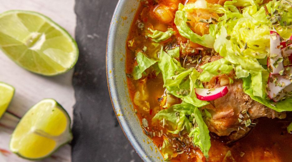 Disfrutar de un sabroso pozole en la cena mexicana representa un golpe económico para las familias este 2026. ESPECIAL/PEXELS