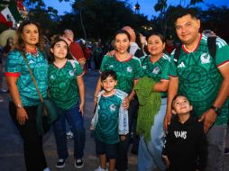 La familia Ruesga se uniformó de verde para celebrar la Independencia de México. EL INFORMADOR/J. Acosta