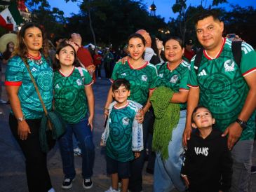 La familia Ruesga se uniformó de verde para celebrar la Independencia de México. EL INFORMADOR/J. Acosta