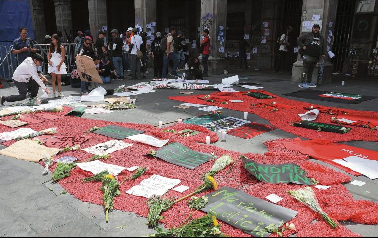 Estudiantes recorrieron las calles de Cuernavaca hasta llegar al Palacio de Gobierno de Morelos, donde reclamaron mayor seguridad y justicia por los asesinatos de universitarias. EFE