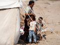 Un hombre desplazado y sus hijos junto a una tienda en un campamento improvisado para Personas Desplazadas Internamente (PDI) en la ciudad portuaria del sur de Adén, Yemen, en una imagen del 14 de septiembre de 2026. EFE/STRINGER