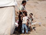 Un hombre desplazado y sus hijos junto a una tienda en un campamento improvisado para Personas Desplazadas Internamente (PDI) en la ciudad portuaria del sur de Adén, Yemen, en una imagen del 14 de septiembre de 2026. EFE/STRINGER