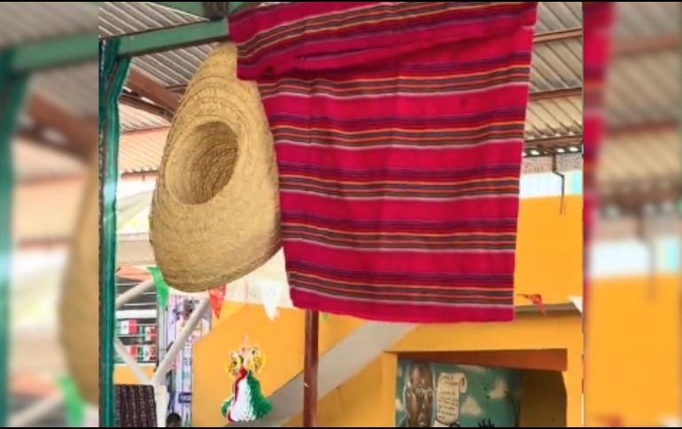 Rápidamente, el video del incidente fue compartido en redes sociales, donde miles de internautas reaccionaron con humor ante la inesperada mención de La Rosa de Guadalupe. TikTok / @esmeraldaa505